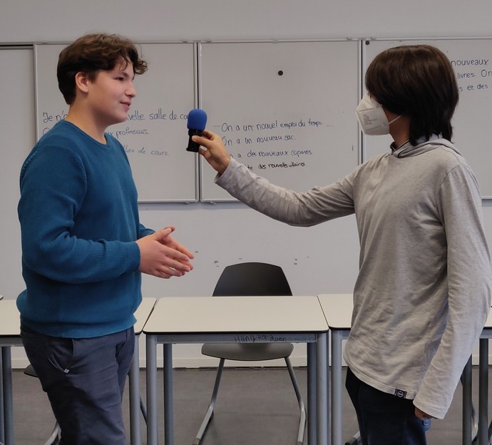 Die beiden Schüler der Projektgruppe interviewen sich im Klassenraum.