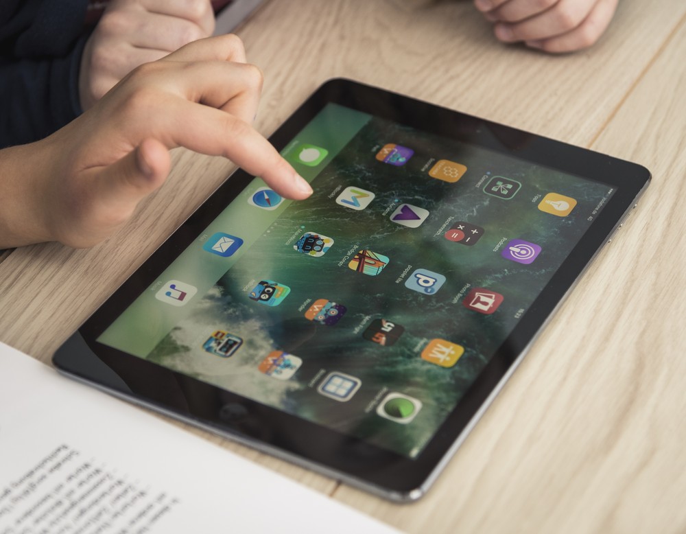 EIn Tablet liegt auf einem Tisch, verschiedene Apps werden angezeigt. | LWL-Medienzentrum, Patrick Schulte