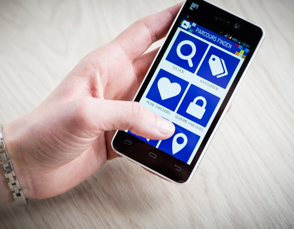 Hand hält Handy auf dem die App BIPARCOURS geöffnet ist. | Patrick Schulte, LWL-Medienzentrum.