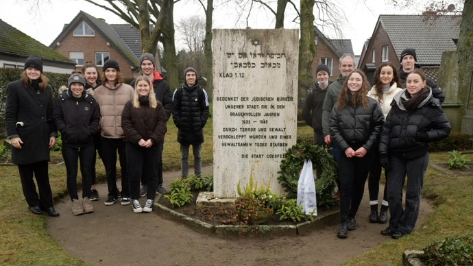 Gruppenfoto beim Holocuast-Gedenktag. Gruppenfoto beim Holocuast-Gedenktag.
