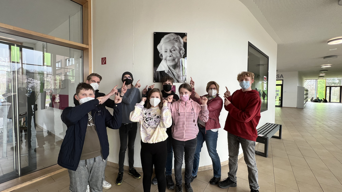 Gruppenfoto vor dem Porträt von Marga-Spiegel | Marga-Spiegel Sekundarschule Gruppenfoto vor dem Porträt von Marga-Spiegel | Marga-Spiegel Sekundarschule